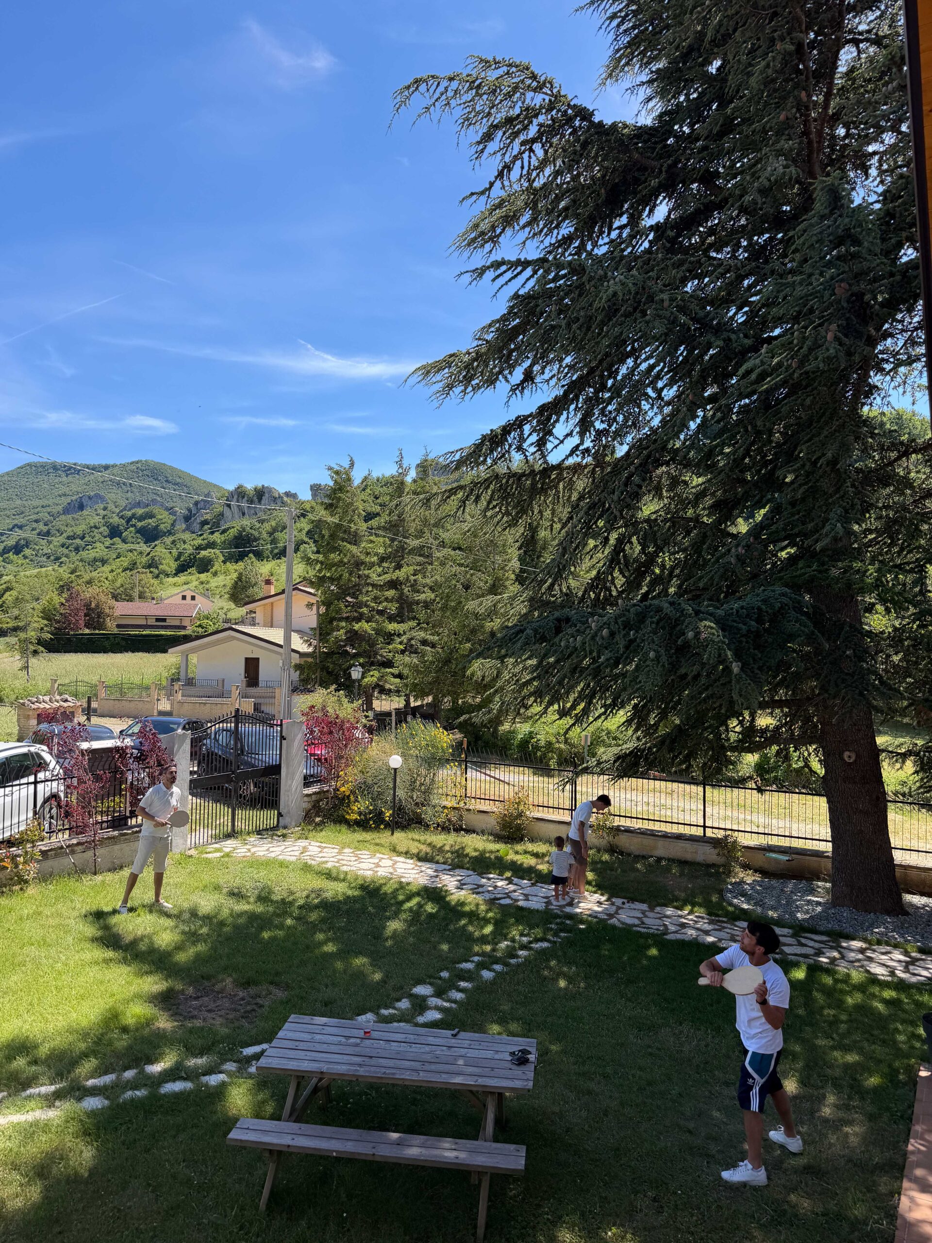 Area giochi ping pong in giardino